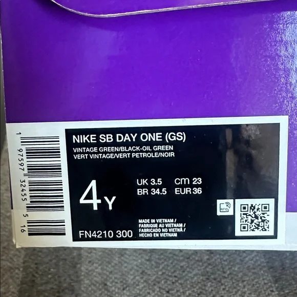 Boys Nike SB Day One shoes
NIB - Picture 5 of 5